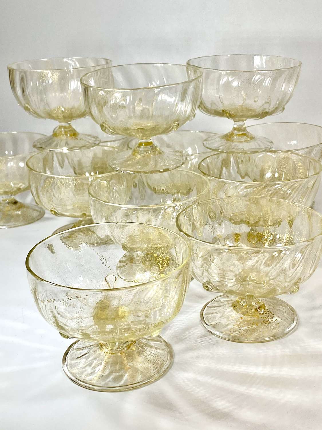 Set of 12 Venetian Salviati gold flecked pudding bowls