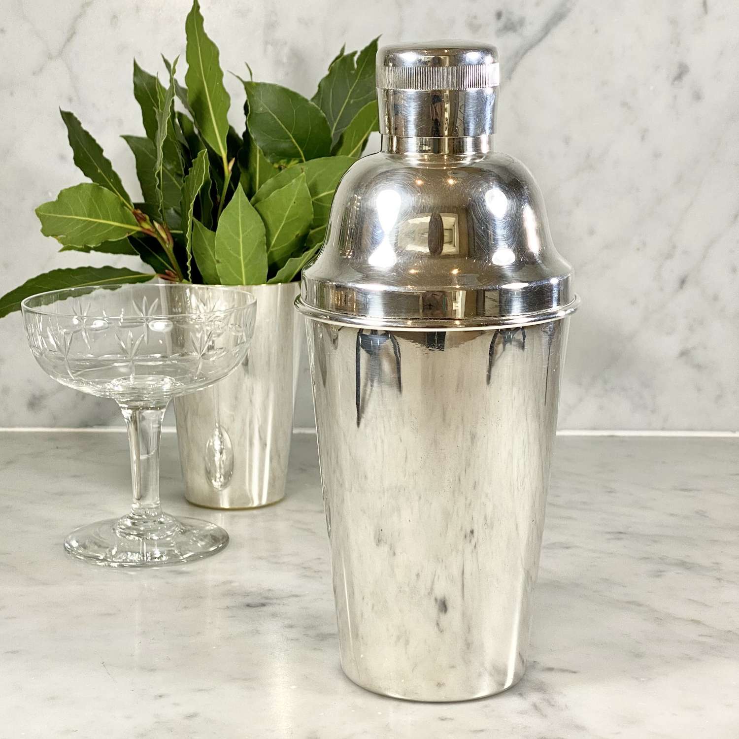 English silver plated Mid 20th Century cocktail shaker