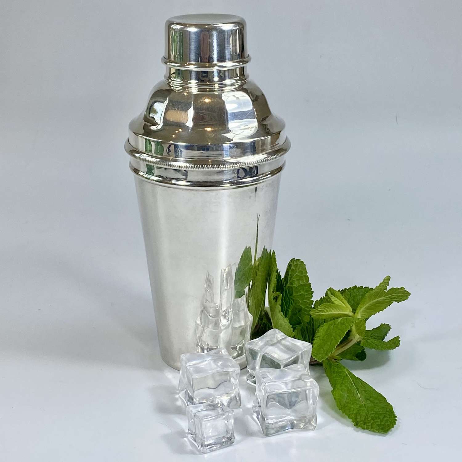 Good quality Art Deco English silver plated cocktail shaker