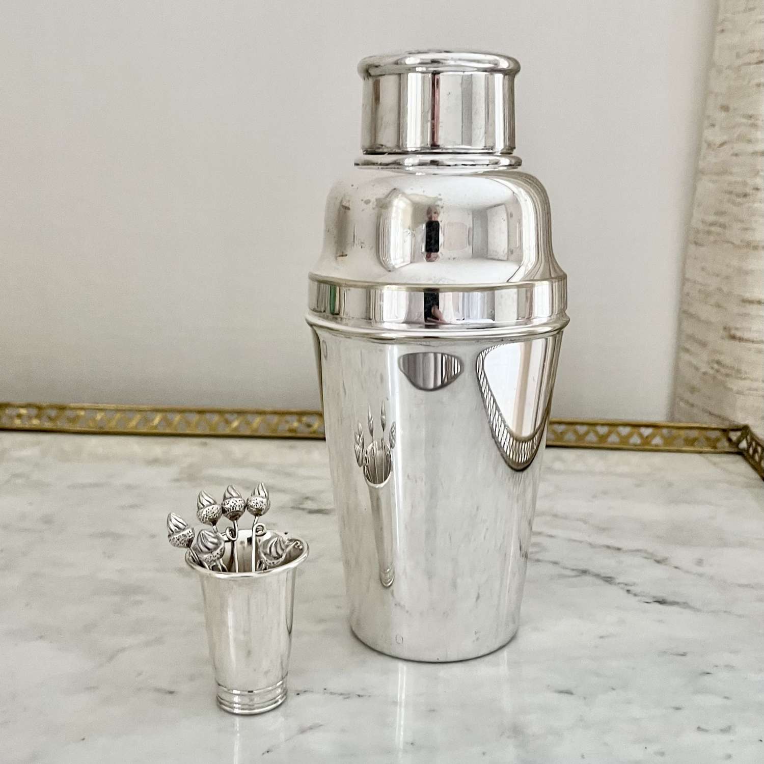 Extra large 1.5 pint Art Deco silver plated cocktail shaker