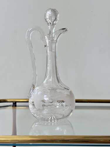 Pretty engraved Victorian shaft & globe claret jug wine decanter