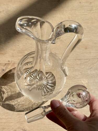 Pretty engraved Victorian shaft & globe claret jug wine decanter