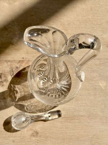 Pretty engraved Victorian shaft & globe claret jug wine decanter