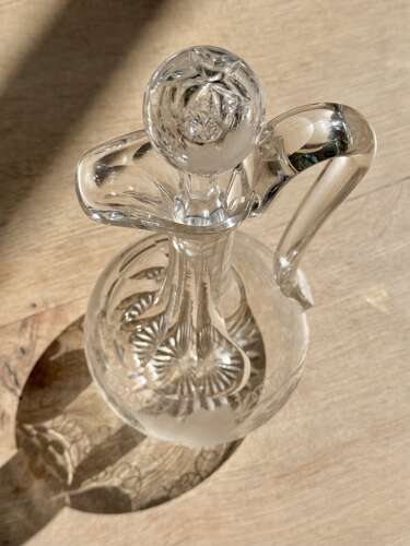 Pretty engraved Victorian shaft & globe claret jug wine decanter