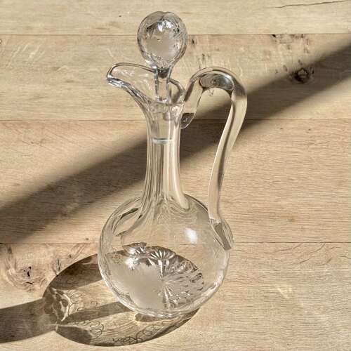 Pretty engraved Victorian shaft & globe claret jug wine decanter