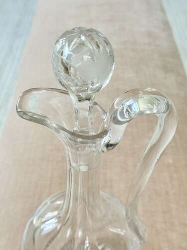 Pretty engraved Victorian shaft & globe claret jug wine decanter