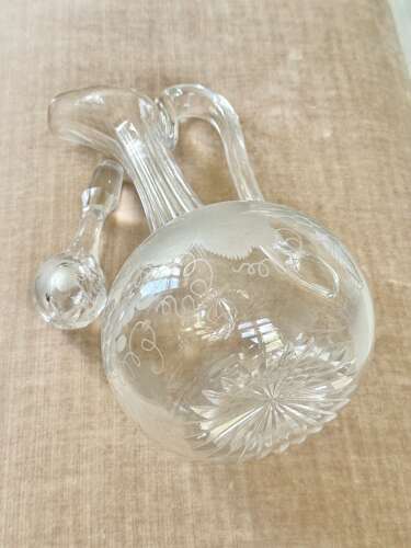 Pretty engraved Victorian shaft & globe claret jug wine decanter