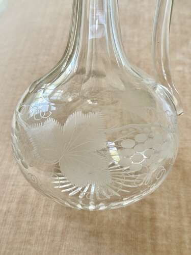 Pretty engraved Victorian shaft & globe claret jug wine decanter