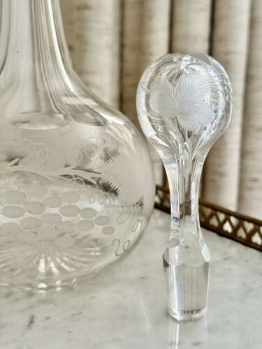 Pretty engraved Victorian shaft & globe claret jug wine decanter
