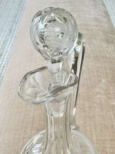 Pretty engraved Victorian shaft & globe claret jug wine decanter