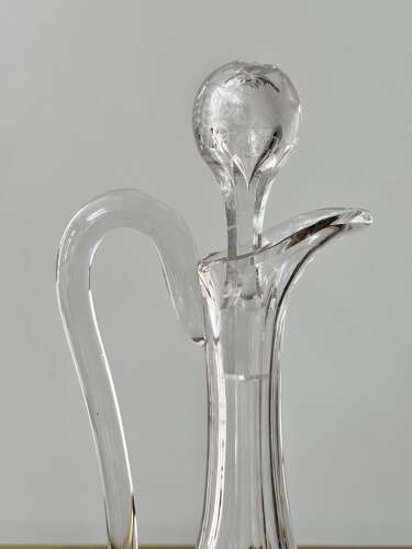 Pretty engraved Victorian shaft & globe claret jug wine decanter