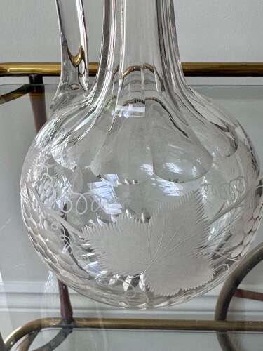 Pretty engraved Victorian shaft & globe claret jug wine decanter